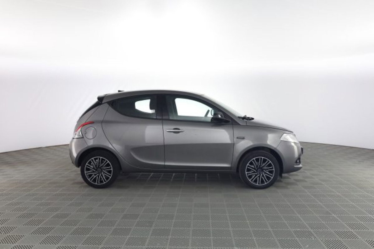 Lancia Ypsilon 1.0 FireFly 5 porte S&S Hybrid Silver Plus (3)