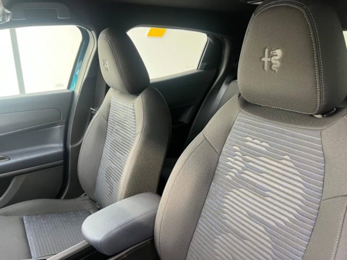 Alfa Romeo Junior 1.2 ibrida 145cv edct6 (16)