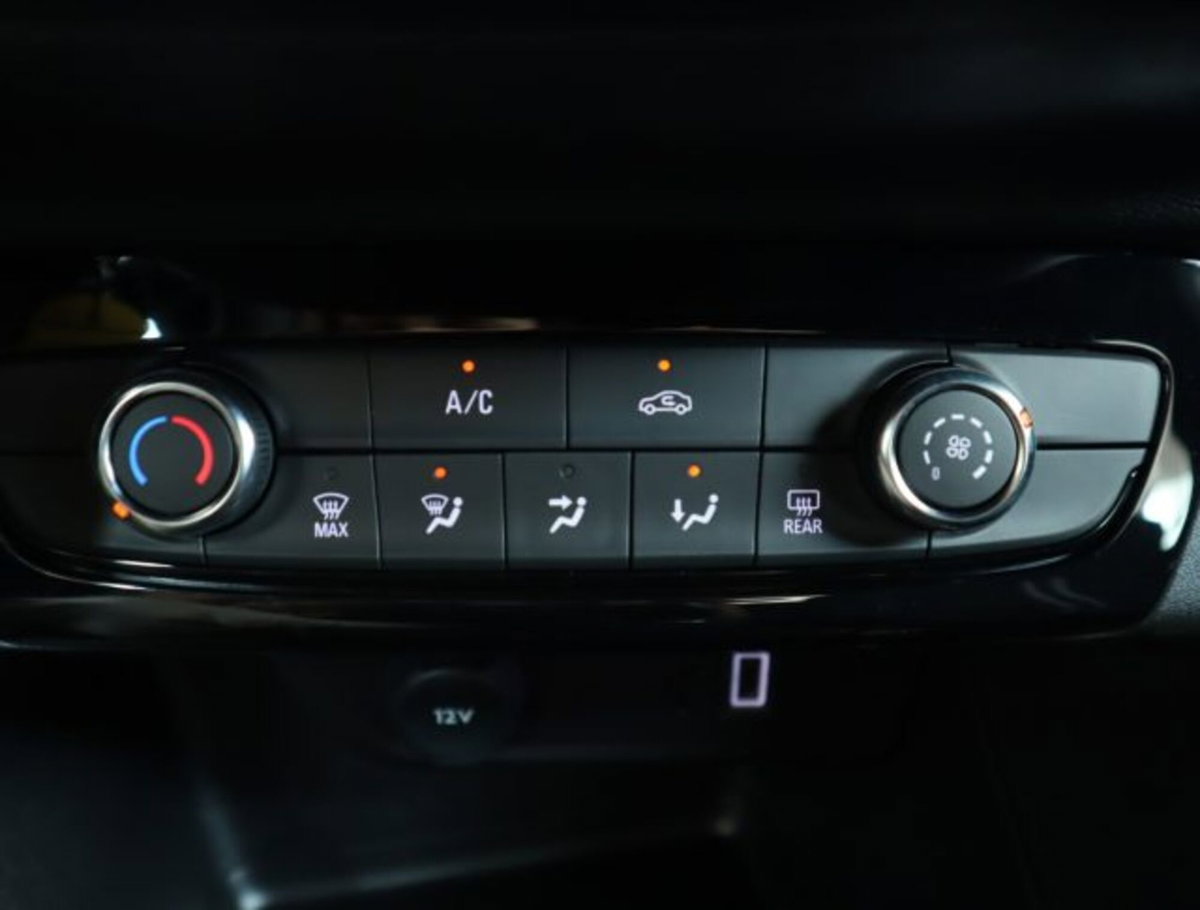 Opel Corsa 1.2 hybrid GS 100cv dct6 (18)