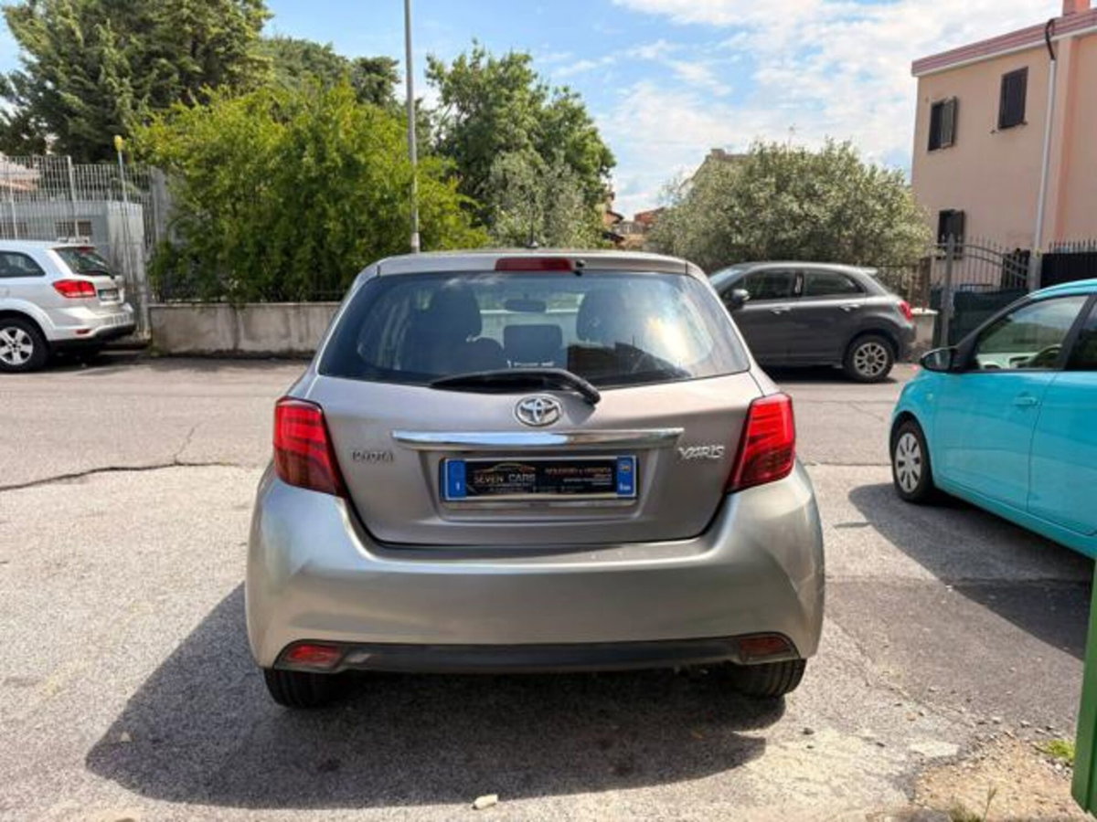 Toyota Yaris 1.0 5 porte Lounge (11)