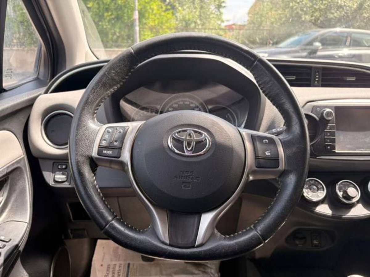Toyota Yaris 1.0 5 porte Lounge (14)