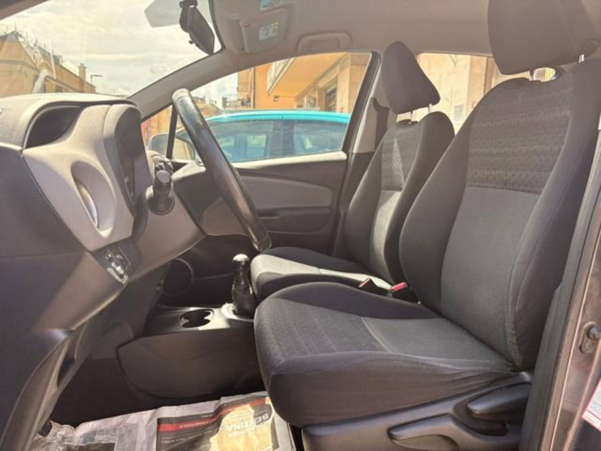 Toyota Yaris 1.0 5 porte Lounge (16)