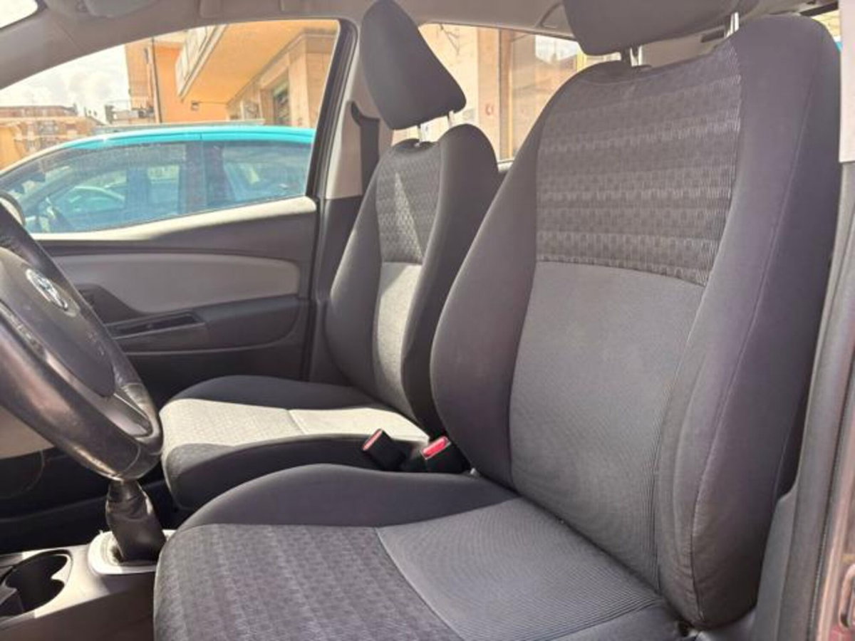 Toyota Yaris 1.0 5 porte Lounge (17)