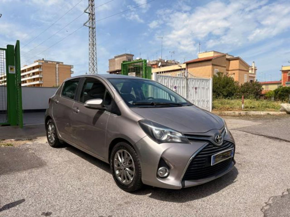 Toyota Yaris 1.0 5 porte Lounge (4)