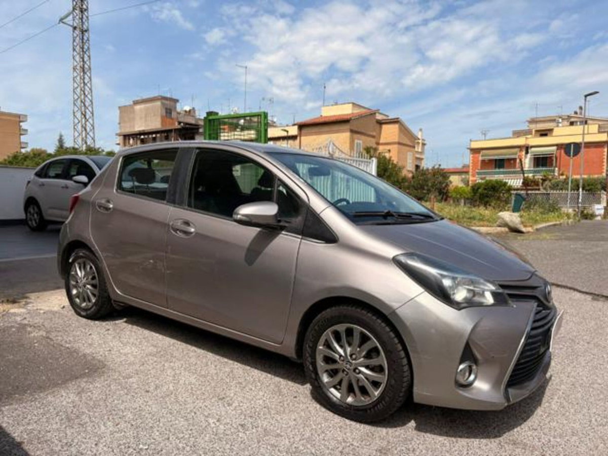 Toyota Yaris 1.0 5 porte Lounge (5)