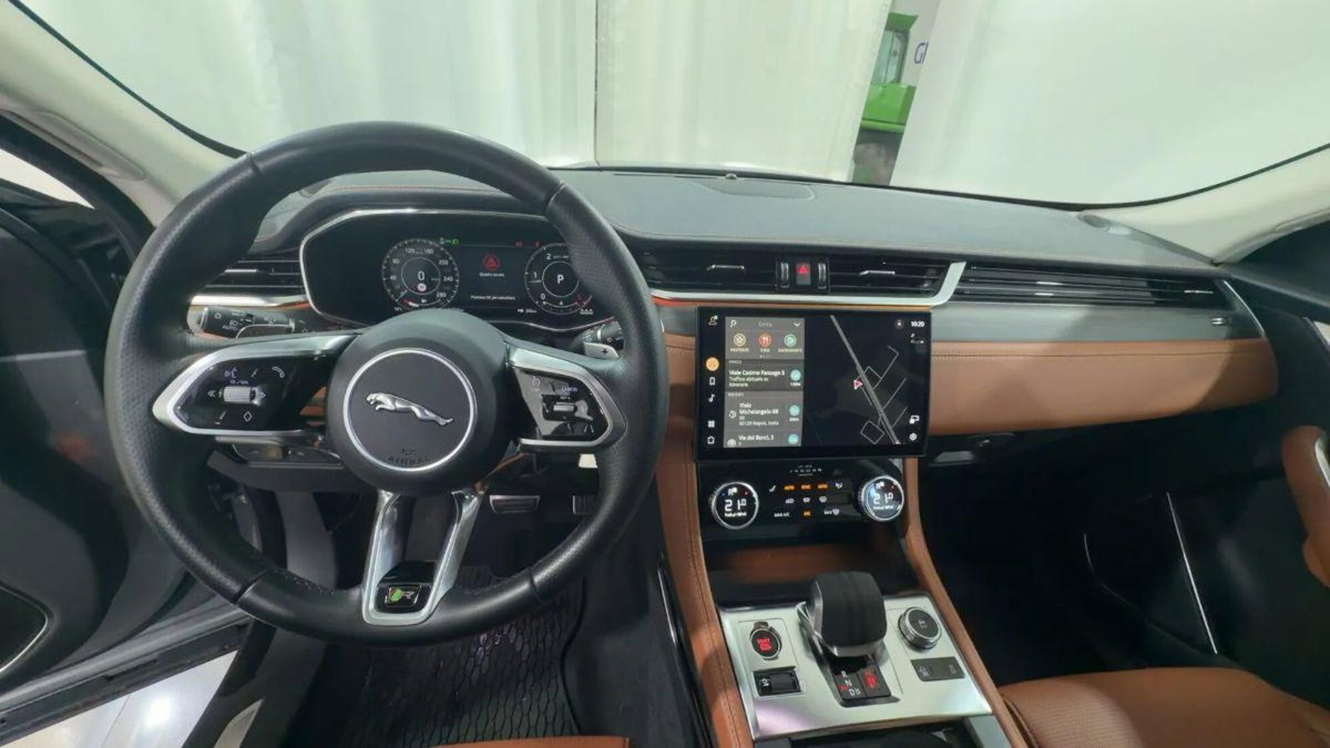 Jaguar F-Pace 2.0 D 204 CV AWD aut. R-Dynamic SE (20)