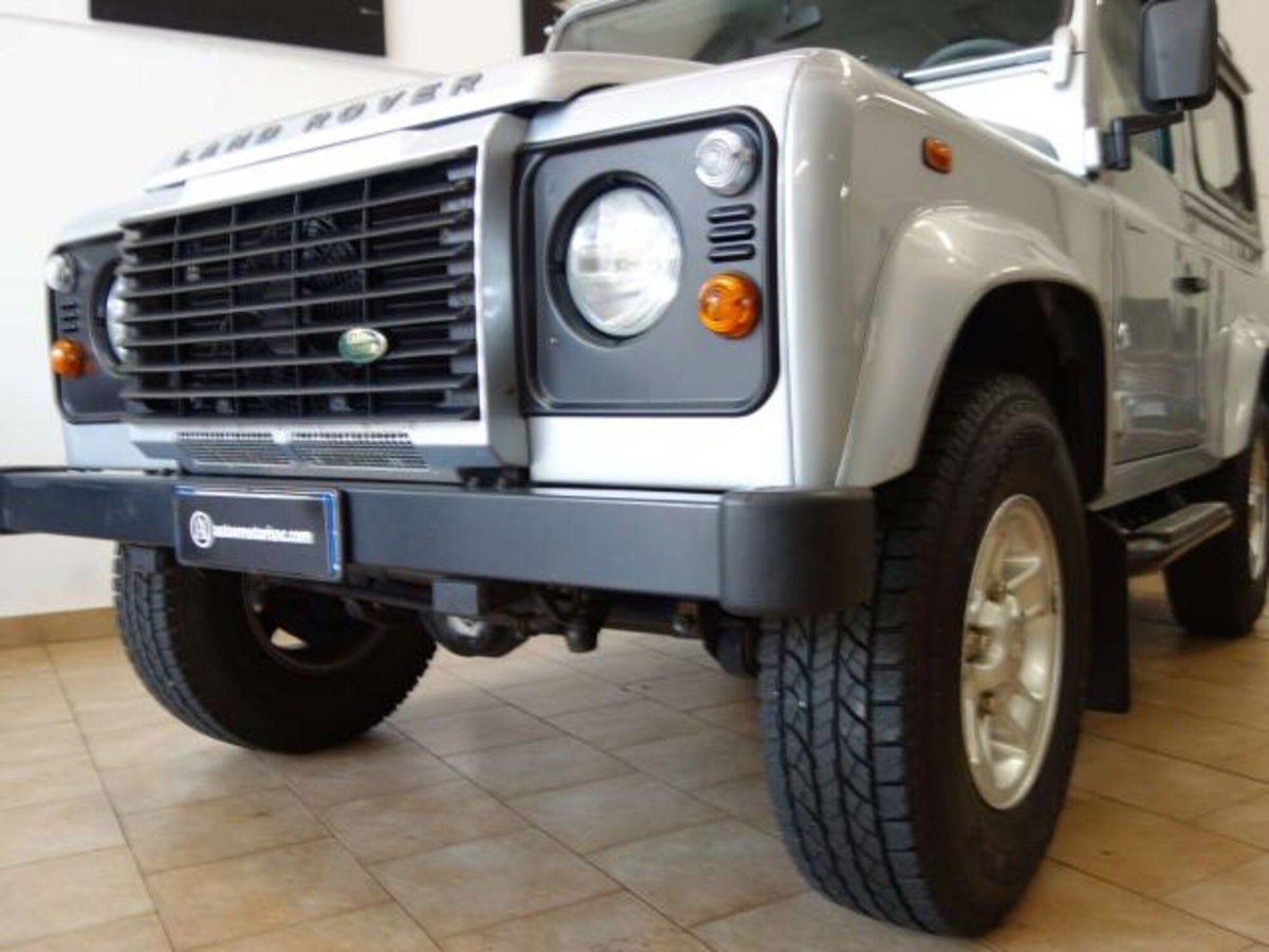 Land Rover Defender 90 2.4 TD4 Station Wagon SE (5)
