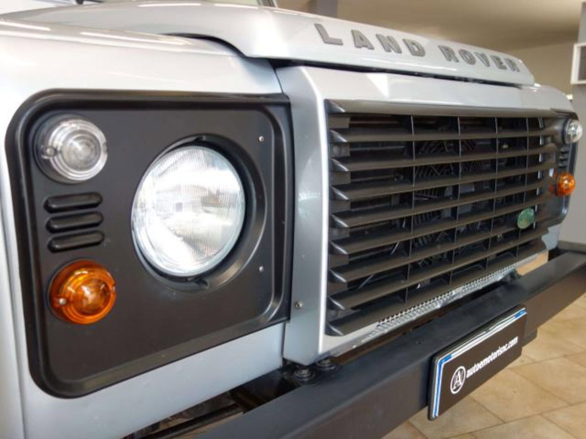 Land Rover Defender 90 2.4 TD4 Station Wagon SE (8)