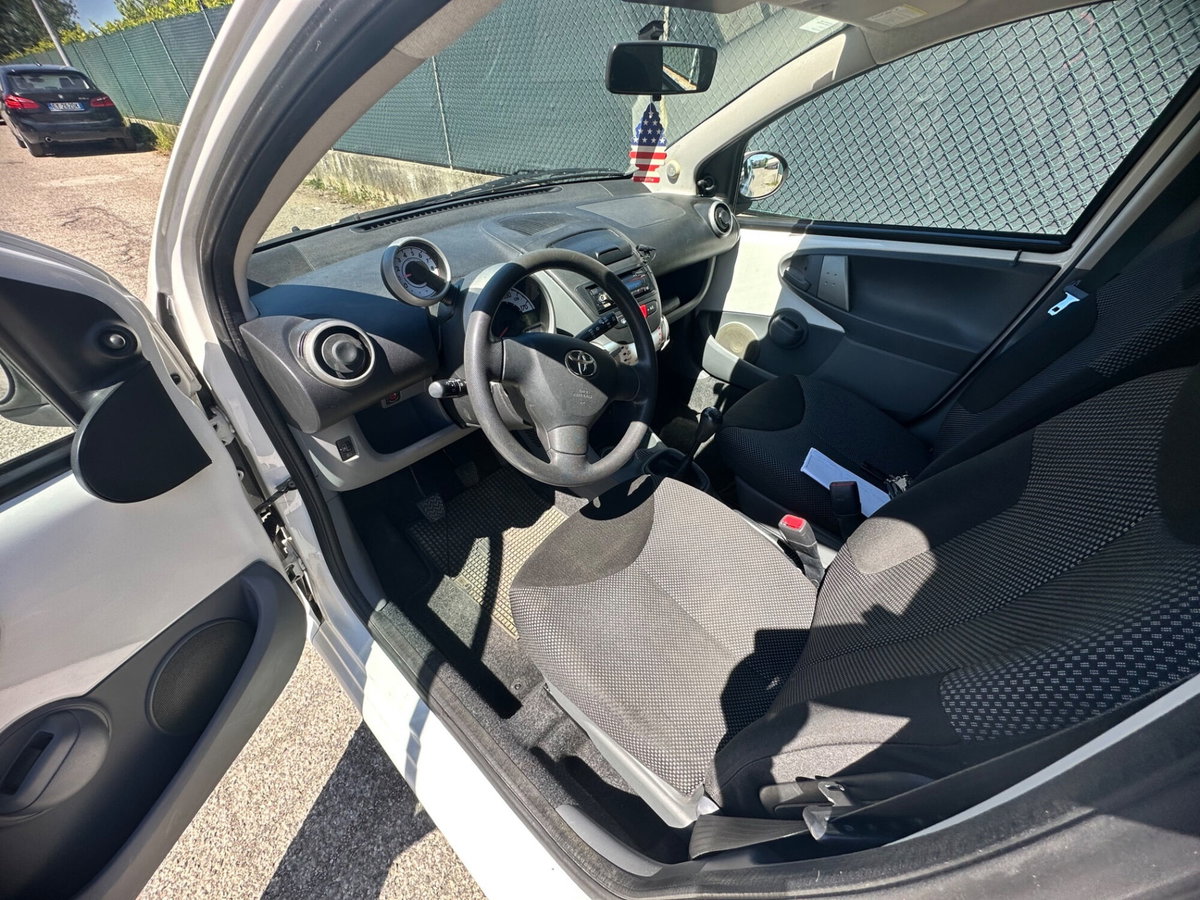 Toyota Aygo 1.0 12V VVT-i 5 porte (10)