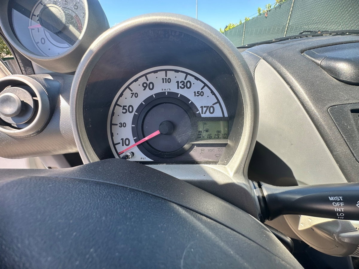 Toyota Aygo 1.0 12V VVT-i 5 porte (11)