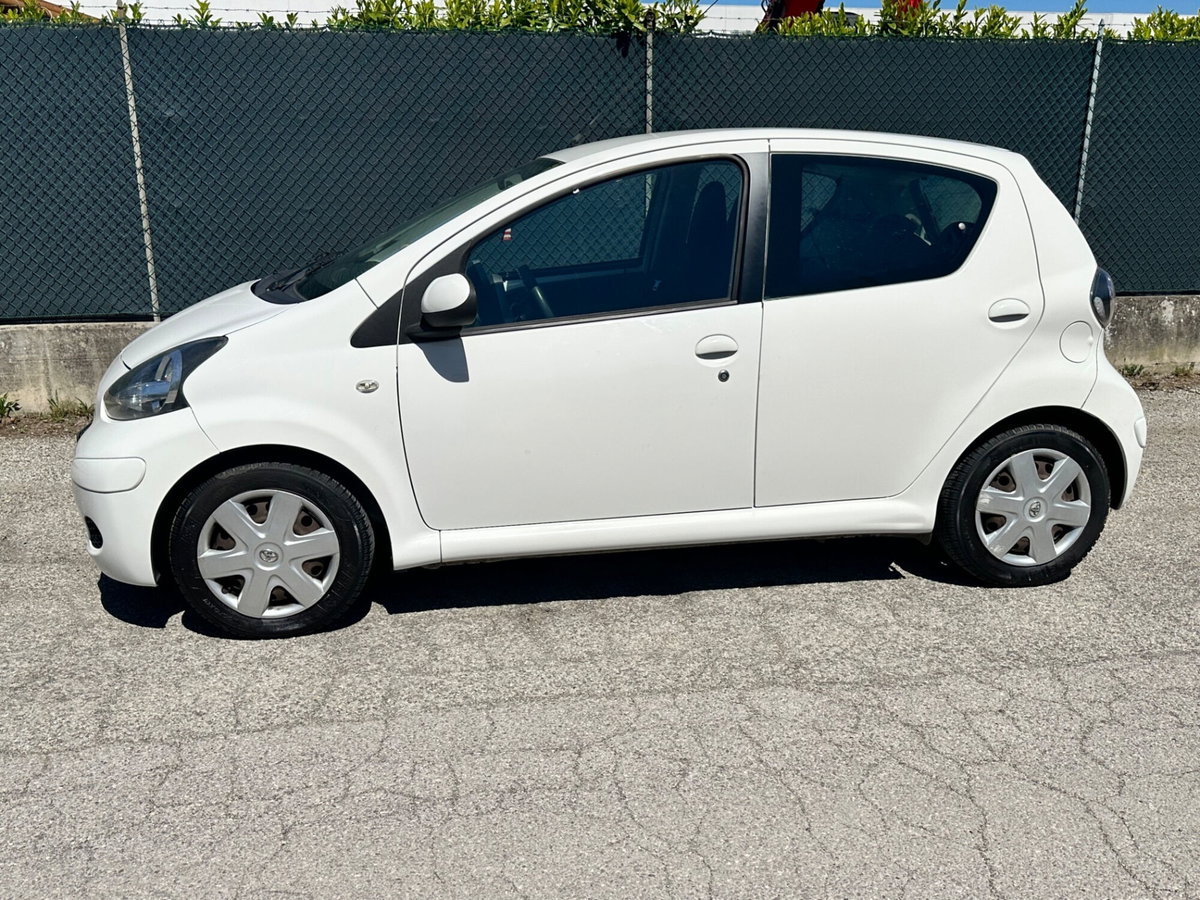 Toyota Aygo 1.0 12V VVT-i 5 porte (2)