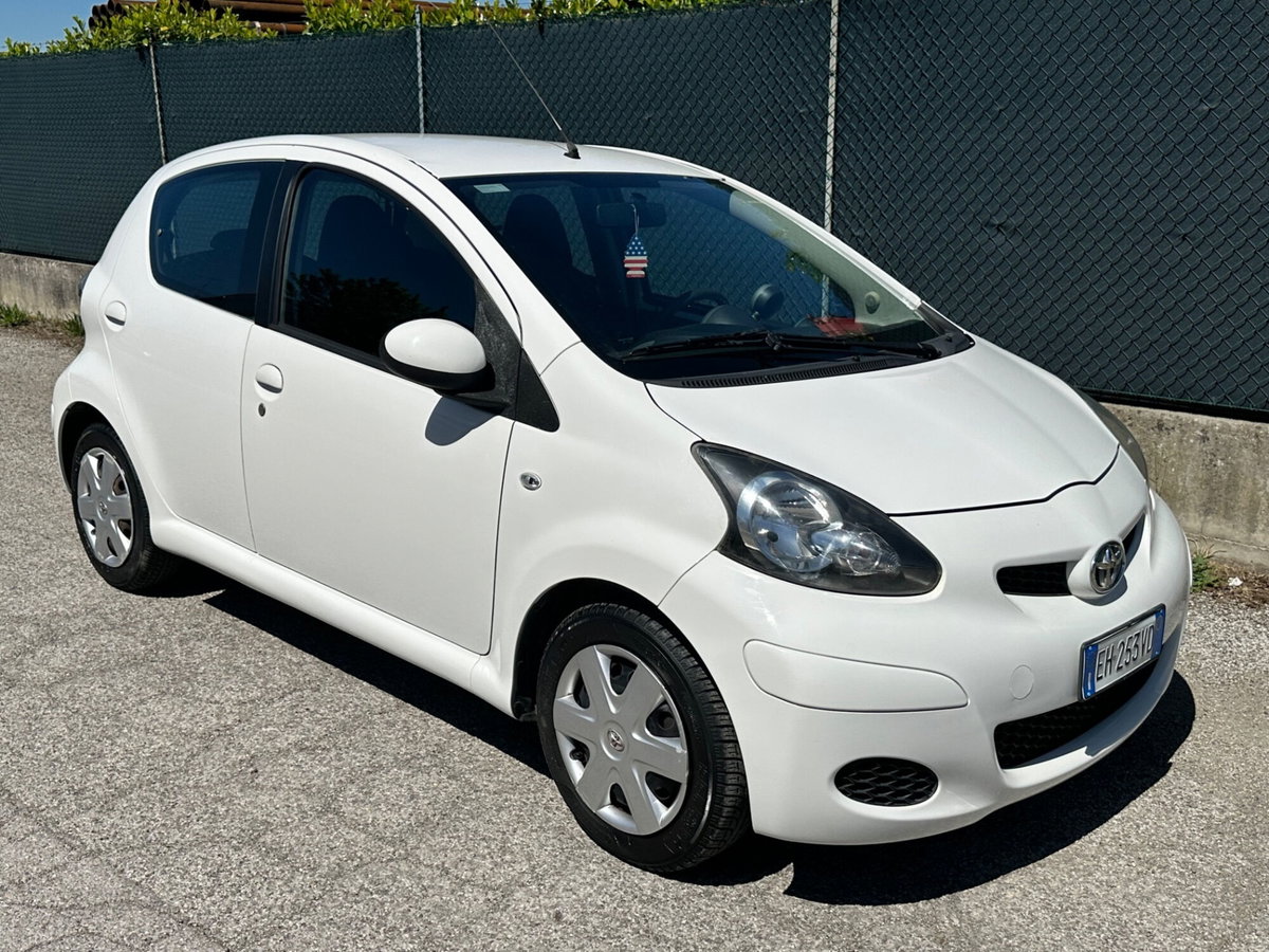 Toyota Aygo 1.0 12V VVT-i 5 porte (3)