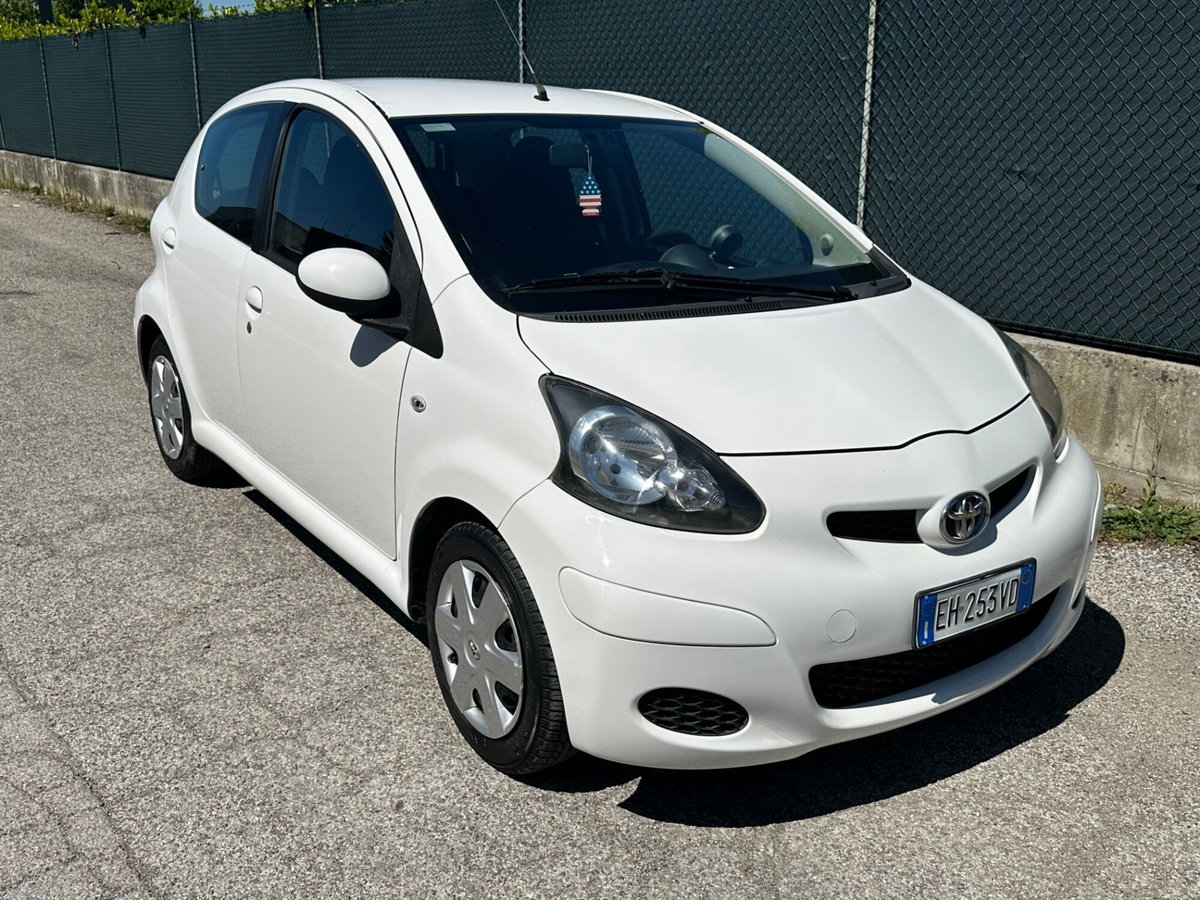 Toyota Aygo 1.0 12V VVT-i 5 porte (4)