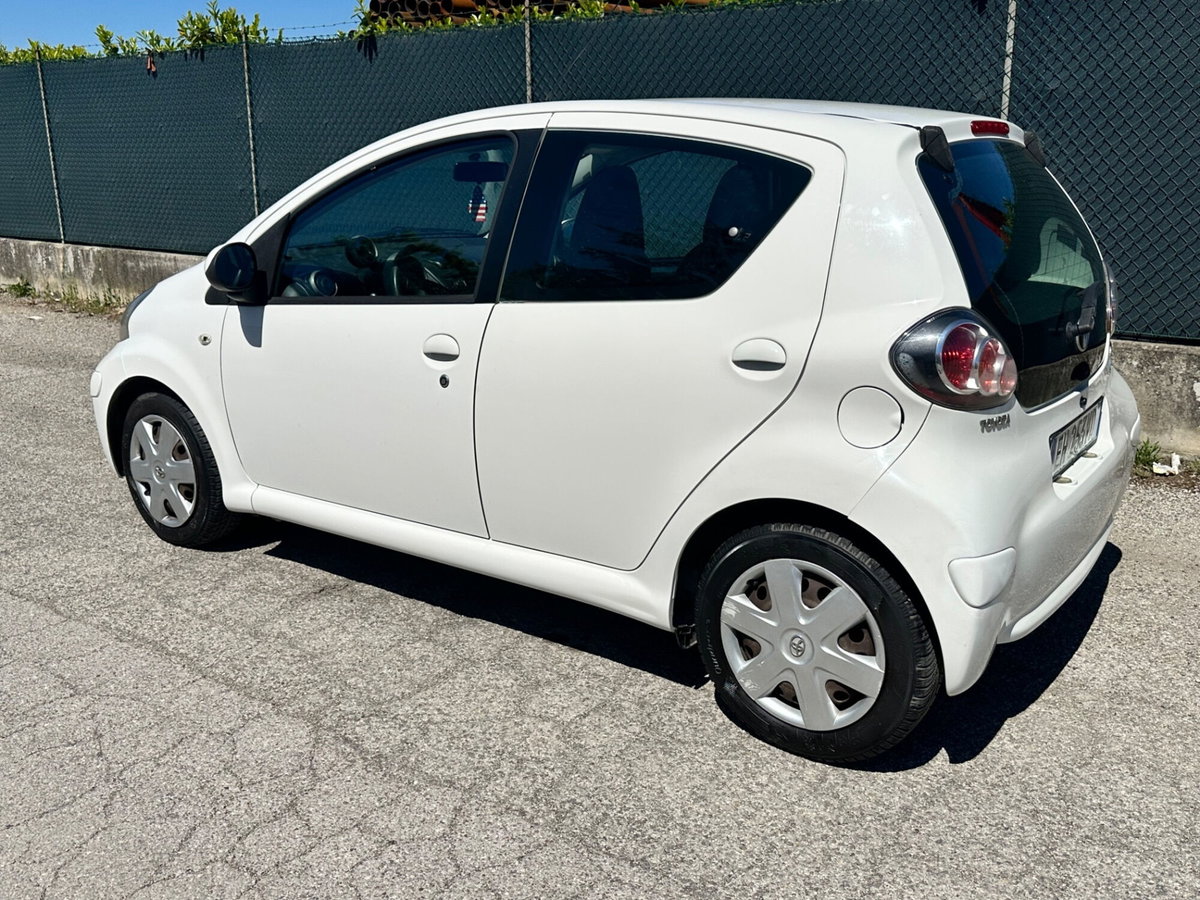 Toyota Aygo 1.0 12V VVT-i 5 porte (8)