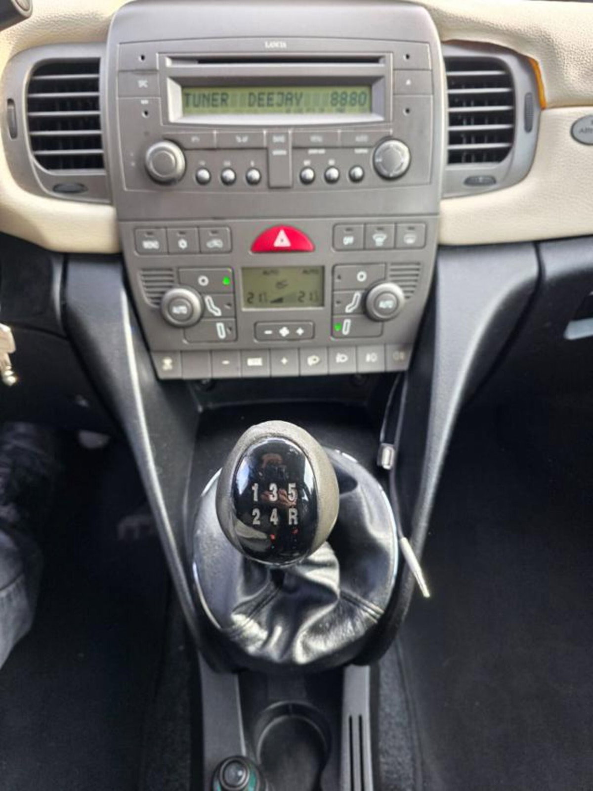 Lancia Ypsilon Multijet 16V Argento (11)