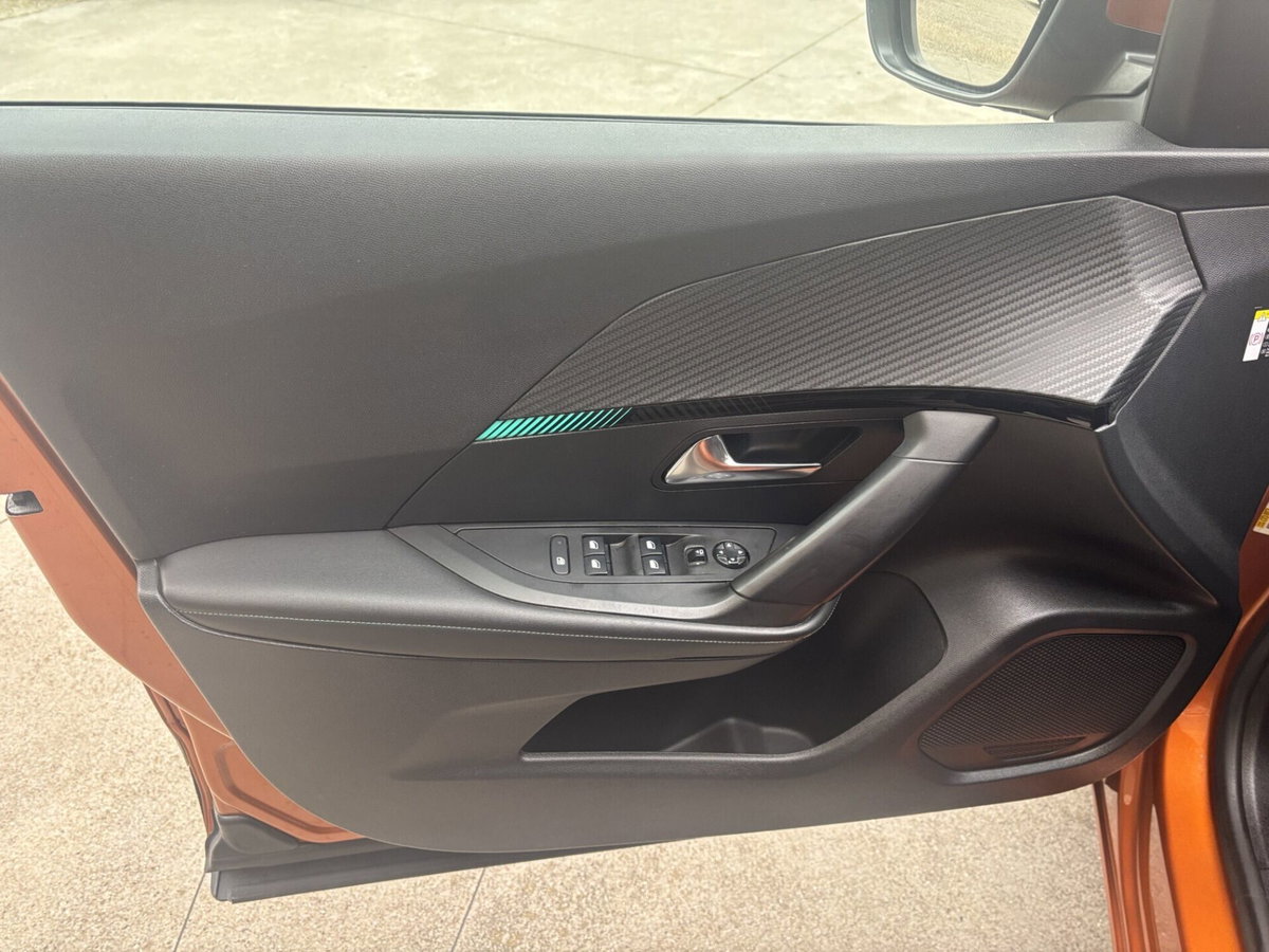 Peugeot 2008 BlueHDi 130 S&S EAT8 Allure Pack (9)