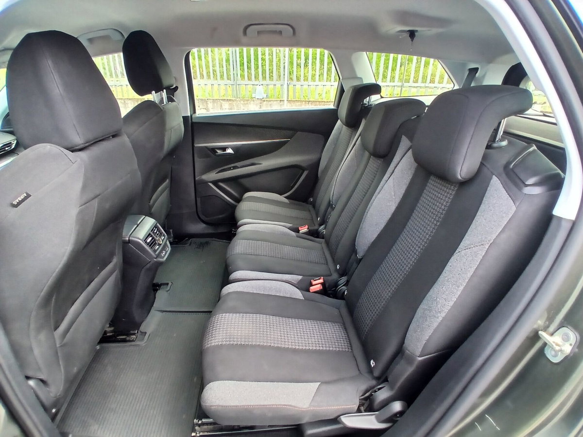 Peugeot 5008 PureTech Turbo 130 S&S EAT8 Allure (18)