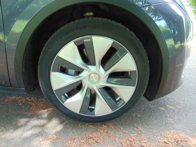 Tesla Model Y Long Range awd (12)