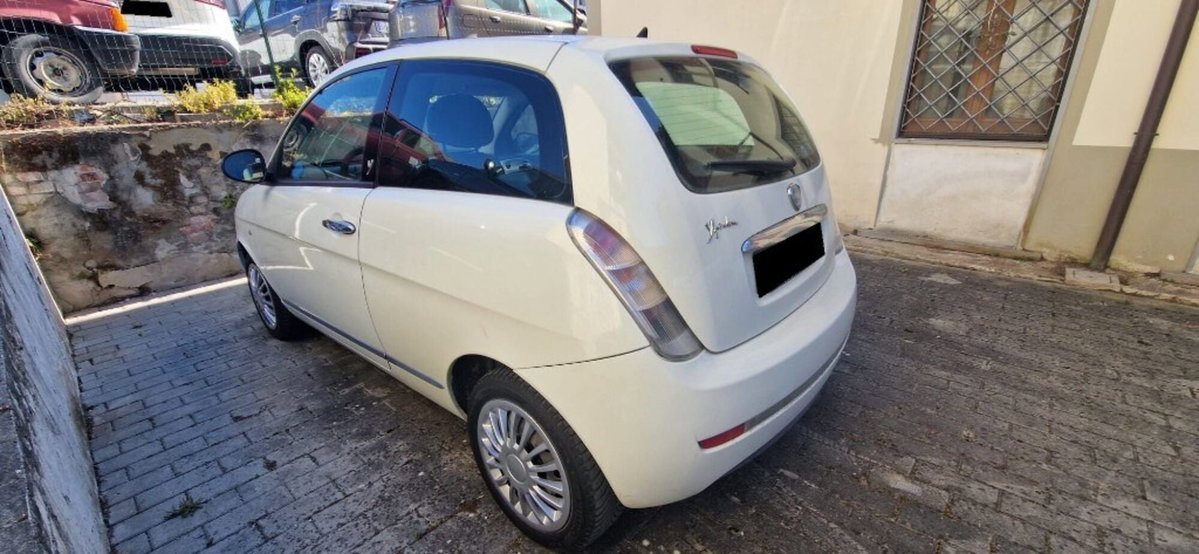 Lancia Ypsilon 1.3 MJT 75 CV Platinum (2)