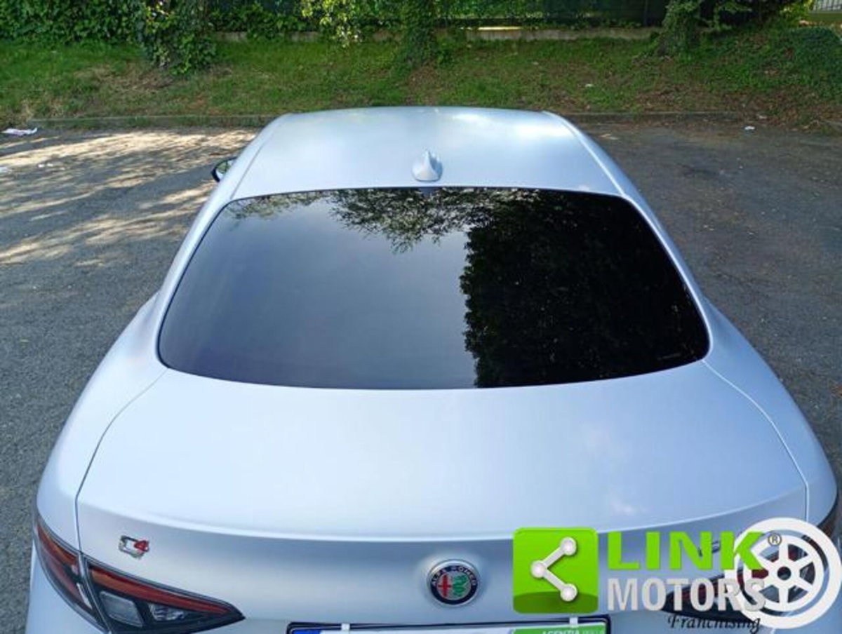Alfa Romeo Giulia 2.0 Turbo 280 CV AT8 AWD Q4 Estrema (14)