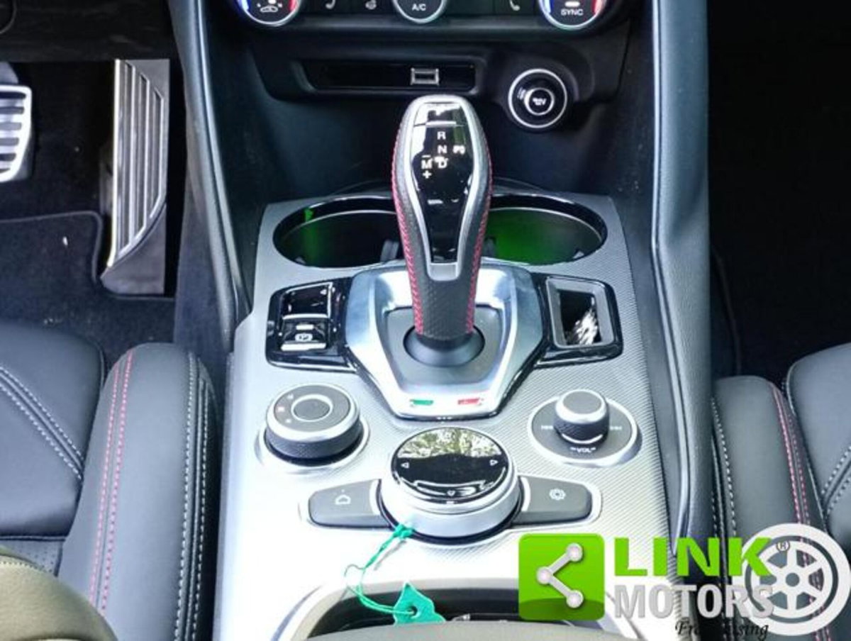 Alfa Romeo Giulia 2.0 Turbo 280 CV AT8 AWD Q4 Estrema (20)
