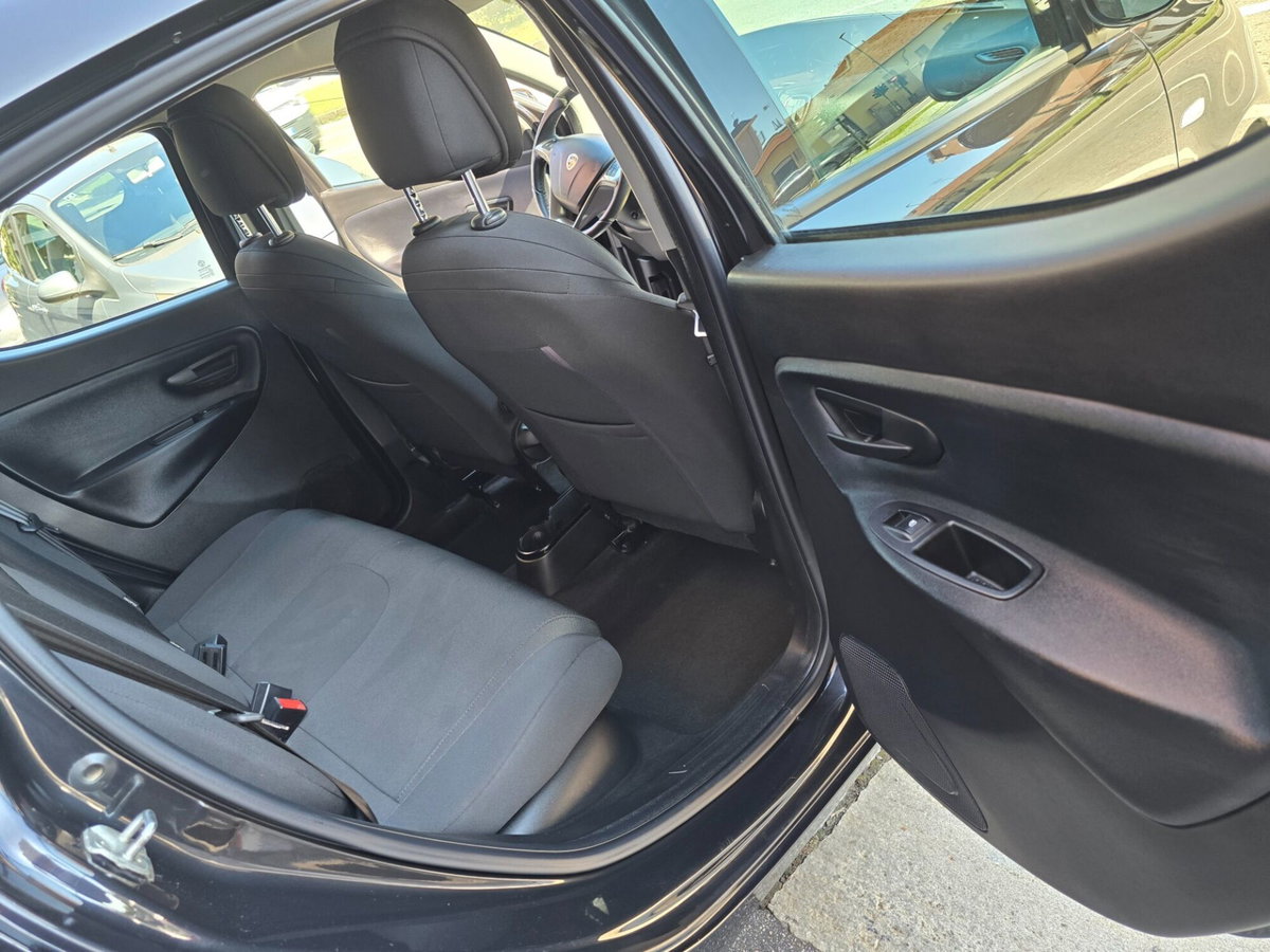Lancia Ypsilon 1.2 69 CV 5 porte Gold (12)