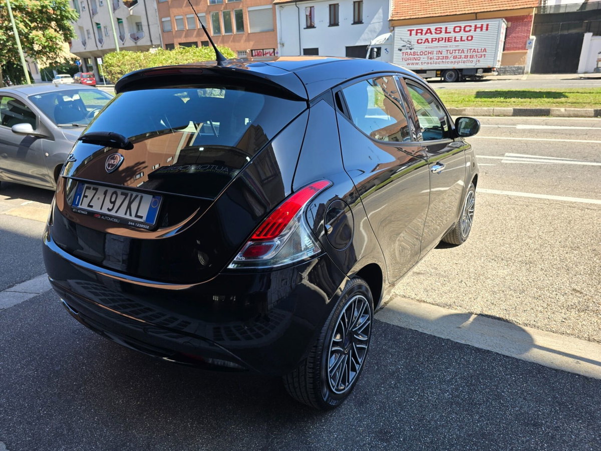 Lancia Ypsilon 1.2 69 CV 5 porte Gold (2)