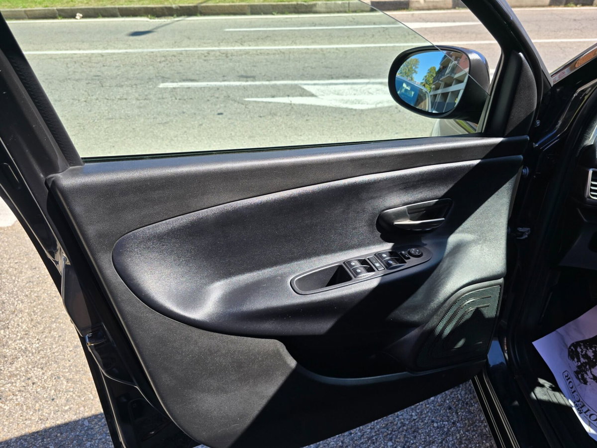 Lancia Ypsilon 1.2 69 CV 5 porte Gold (7)