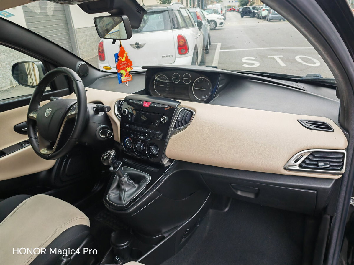 Lancia Ypsilon 0.9 TwinAir 85 CV 5 porte Metano Ecochic Gold (10)