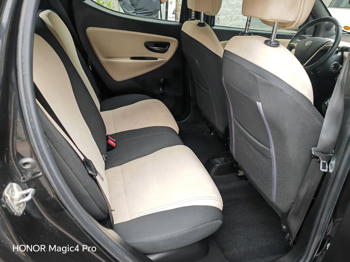 Lancia Ypsilon 0.9 TwinAir 85 CV 5 porte Metano Ecochic Gold (11)