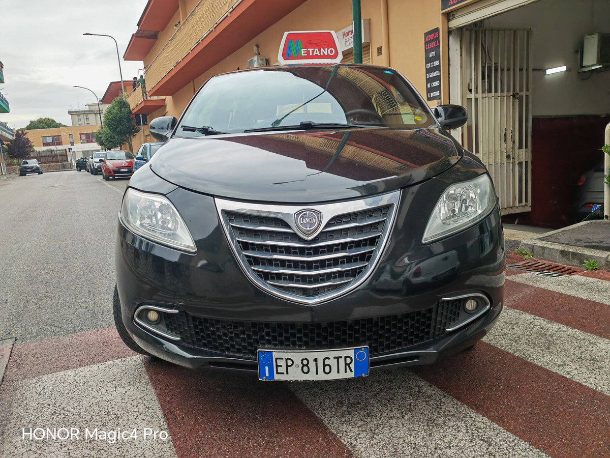 Lancia Ypsilon 0.9 TwinAir 85 CV 5 porte Metano Ecochic Gold (2)