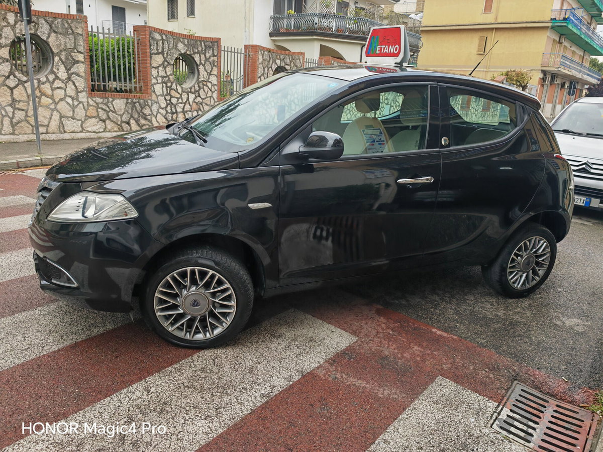 Lancia Ypsilon 0.9 TwinAir 85 CV 5 porte Metano Ecochic Gold (4)