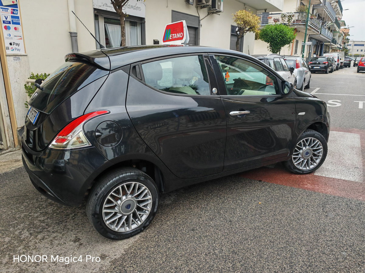 Lancia Ypsilon 0.9 TwinAir 85 CV 5 porte Metano Ecochic Gold (5)