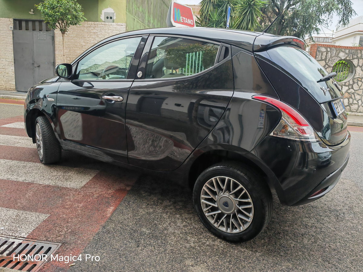 Lancia Ypsilon 0.9 TwinAir 85 CV 5 porte Metano Ecochic Gold (6)