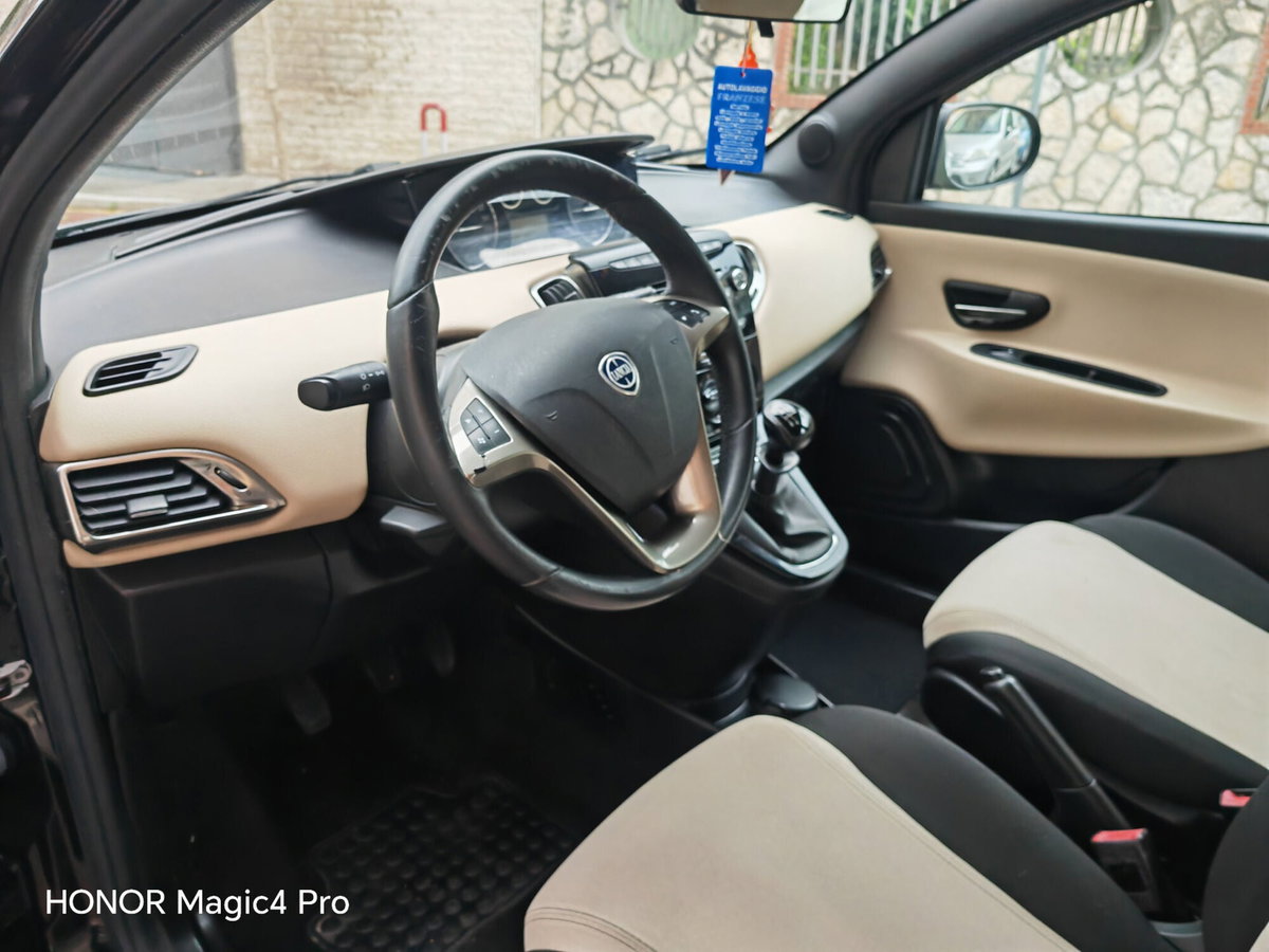 Lancia Ypsilon 0.9 TwinAir 85 CV 5 porte Metano Ecochic Gold (8)