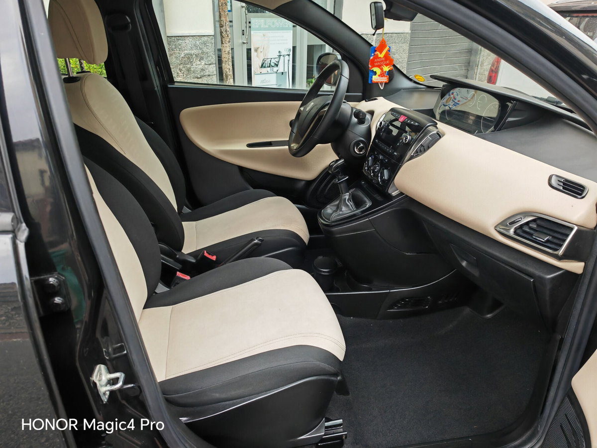 Lancia Ypsilon 0.9 TwinAir 85 CV 5 porte Metano Ecochic Gold (9)