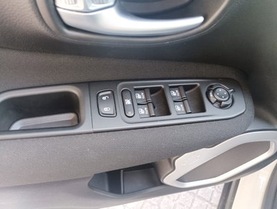 Jeep Renegade 1.6 Mjt 120 CV Opening Edition (10)