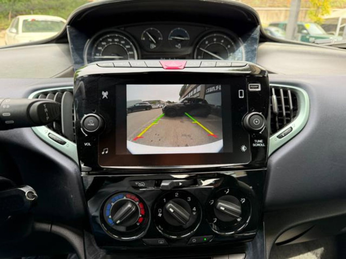 Lancia Ypsilon 1.0 FireFly 5 porte S&S Hybrid Gold Plus (9)
