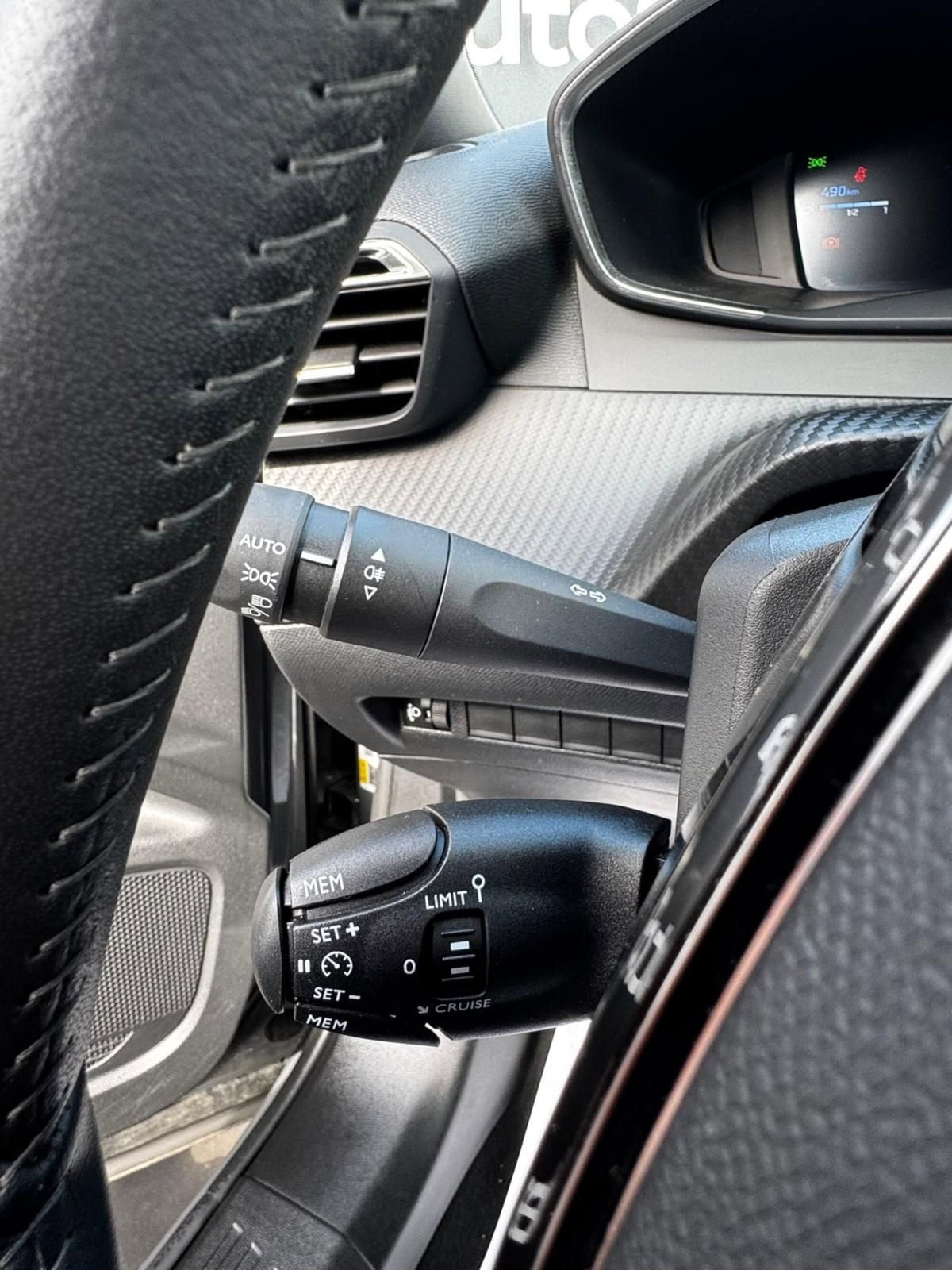 Peugeot 2008 1.2 turbo Allure 100cv (15)