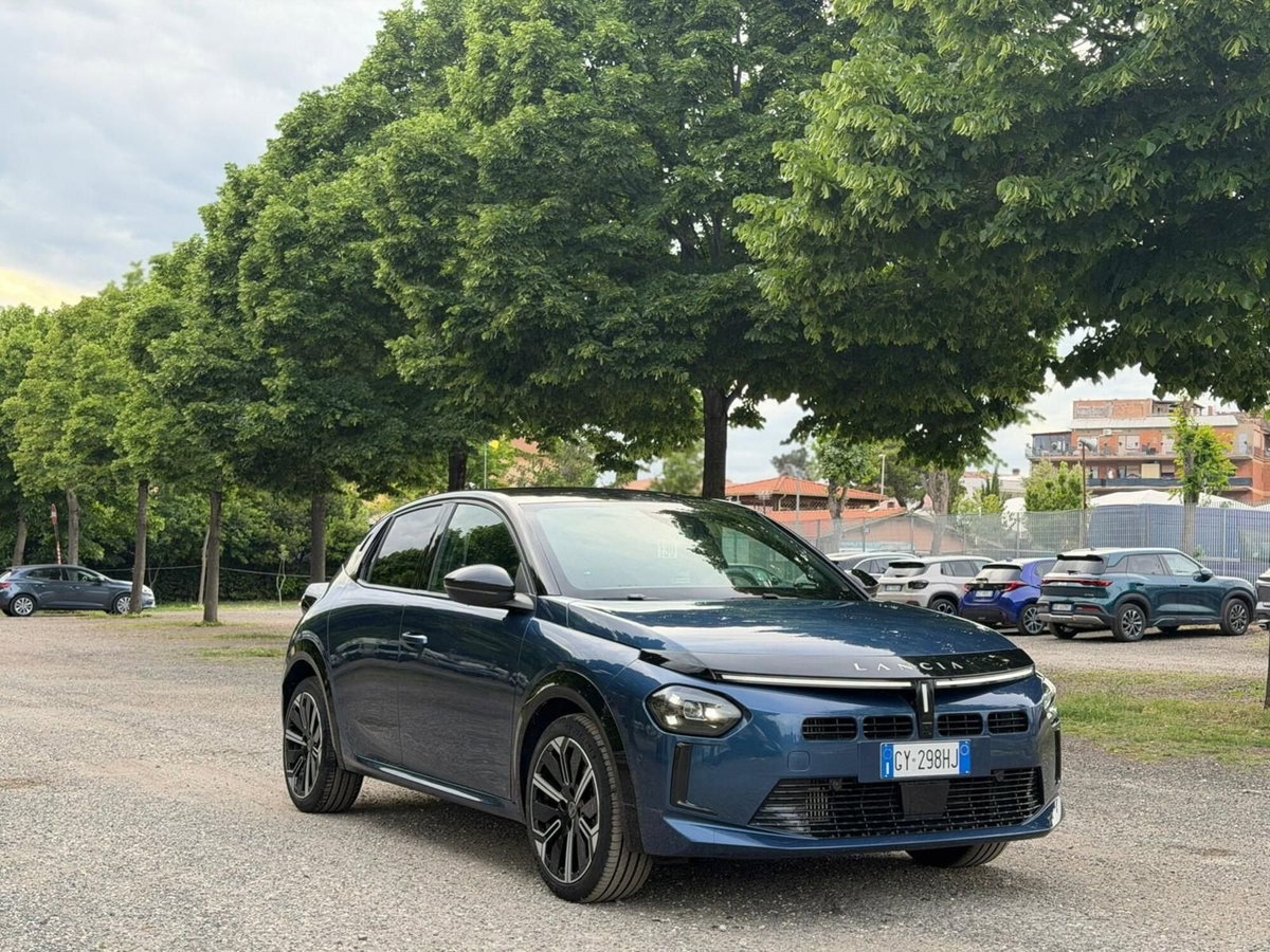 Lancia Ypsilon 1.2 mhev LX 110cv e-dct (2)