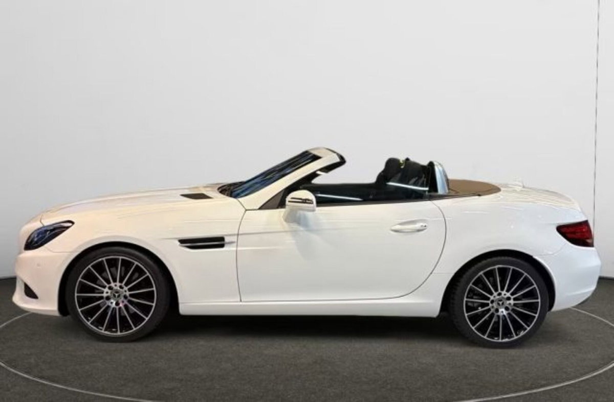 Mercedes-Benz SLC 300 AMG line (2)