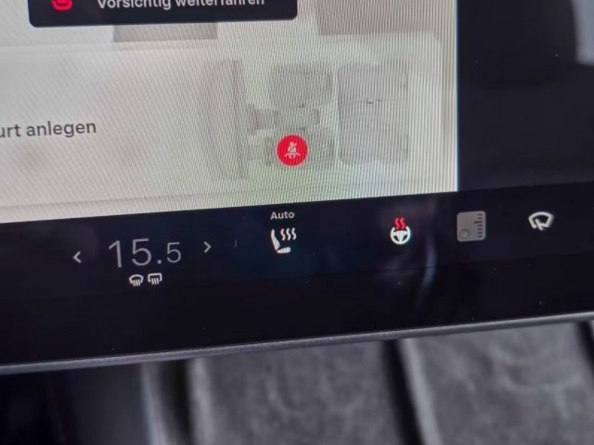 Tesla Model Y Long Range awd (8)