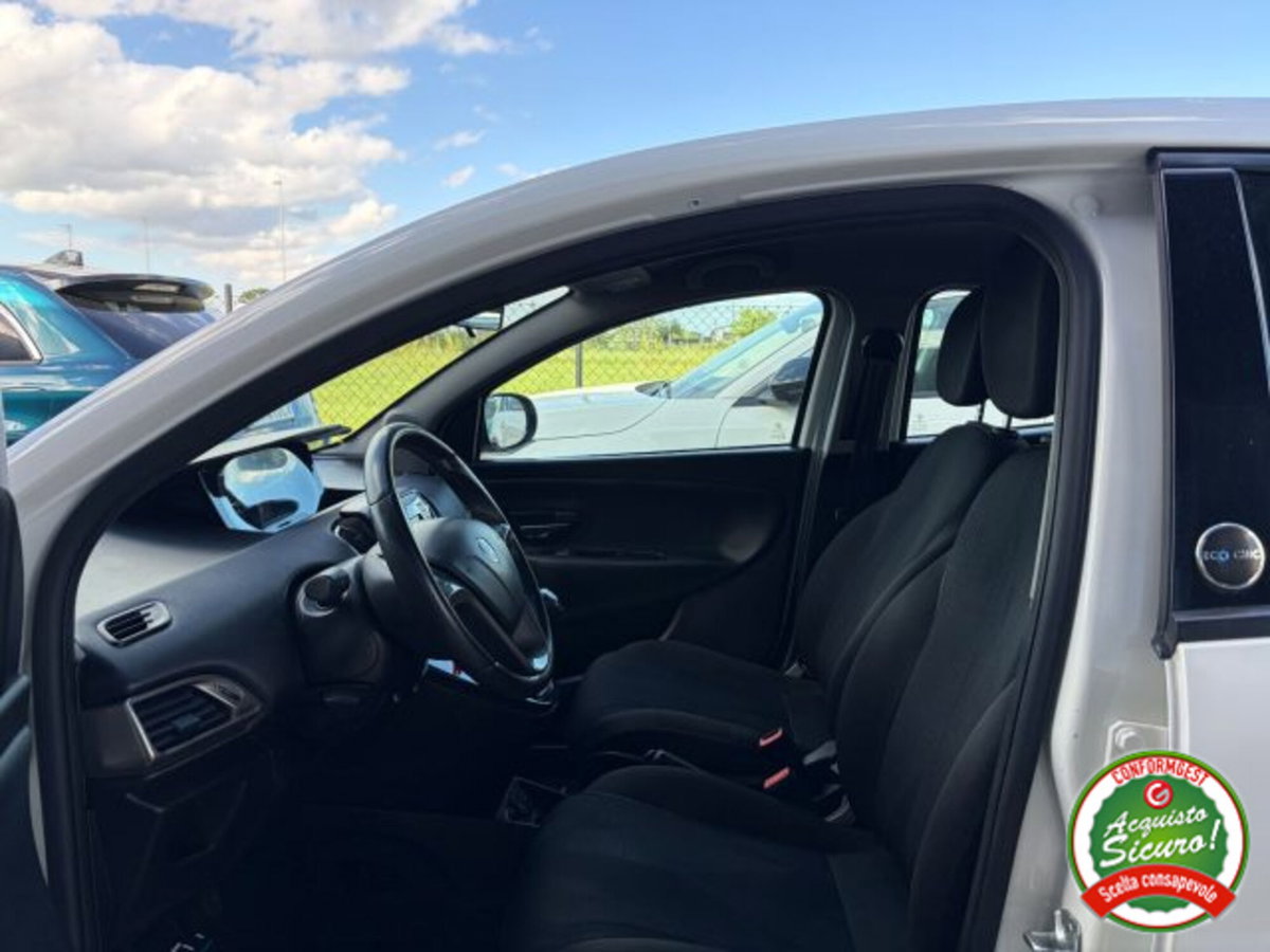 Lancia Ypsilon 1.2 69 CV 5 porte GPL Ecochic Gold (9)