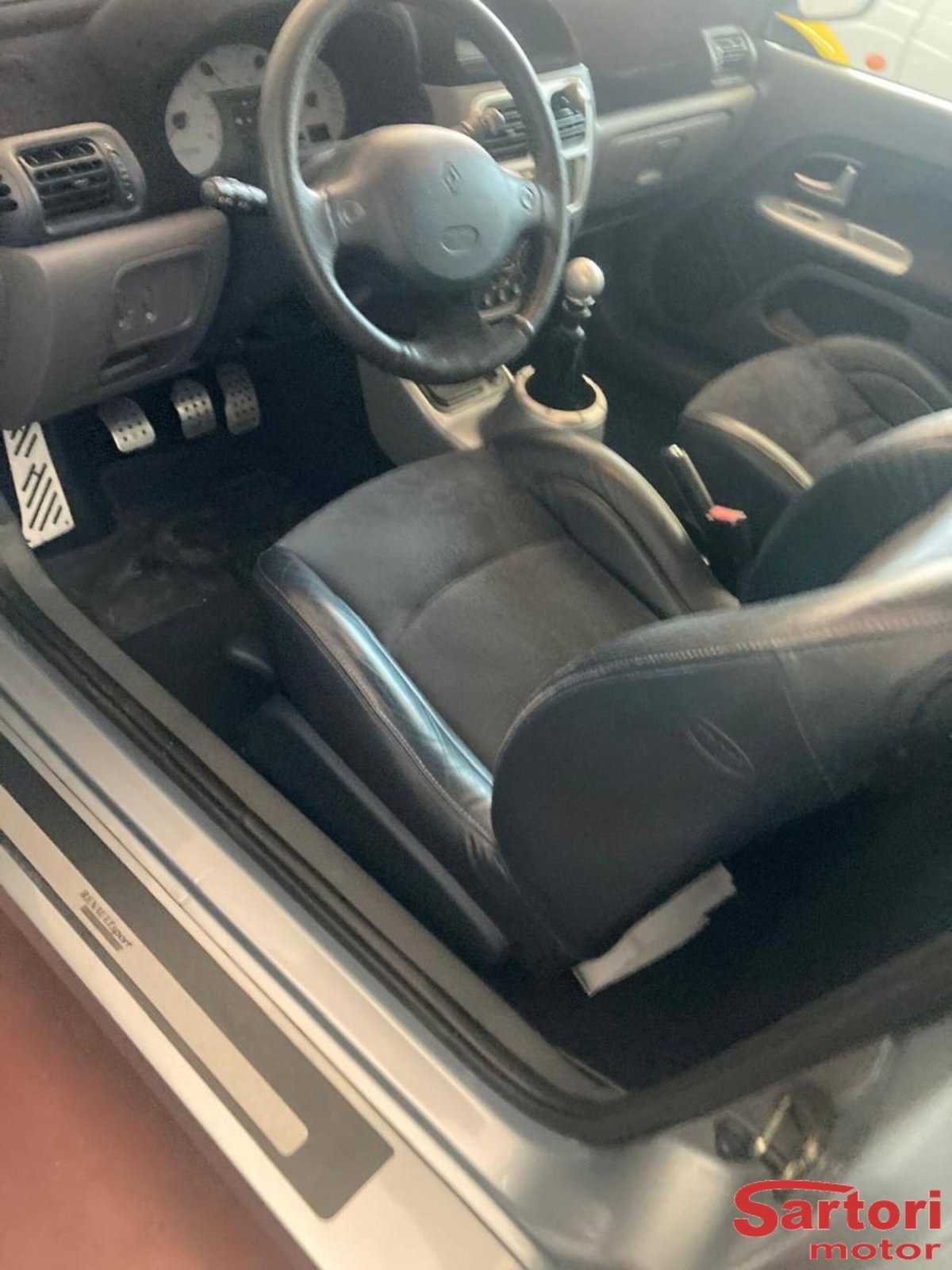 Renault Clio 3.0 V6 24V cat 3 porte Renault Sport (6)