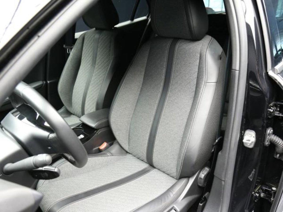 Peugeot 2008 PureTech 100 S&S Allure (6)
