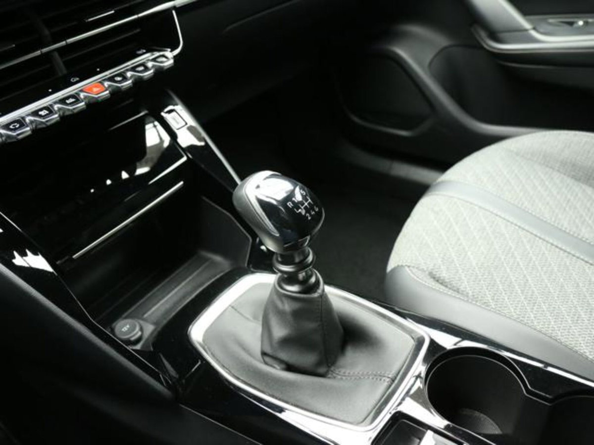 Peugeot 2008 PureTech 100 S&S Allure (9)