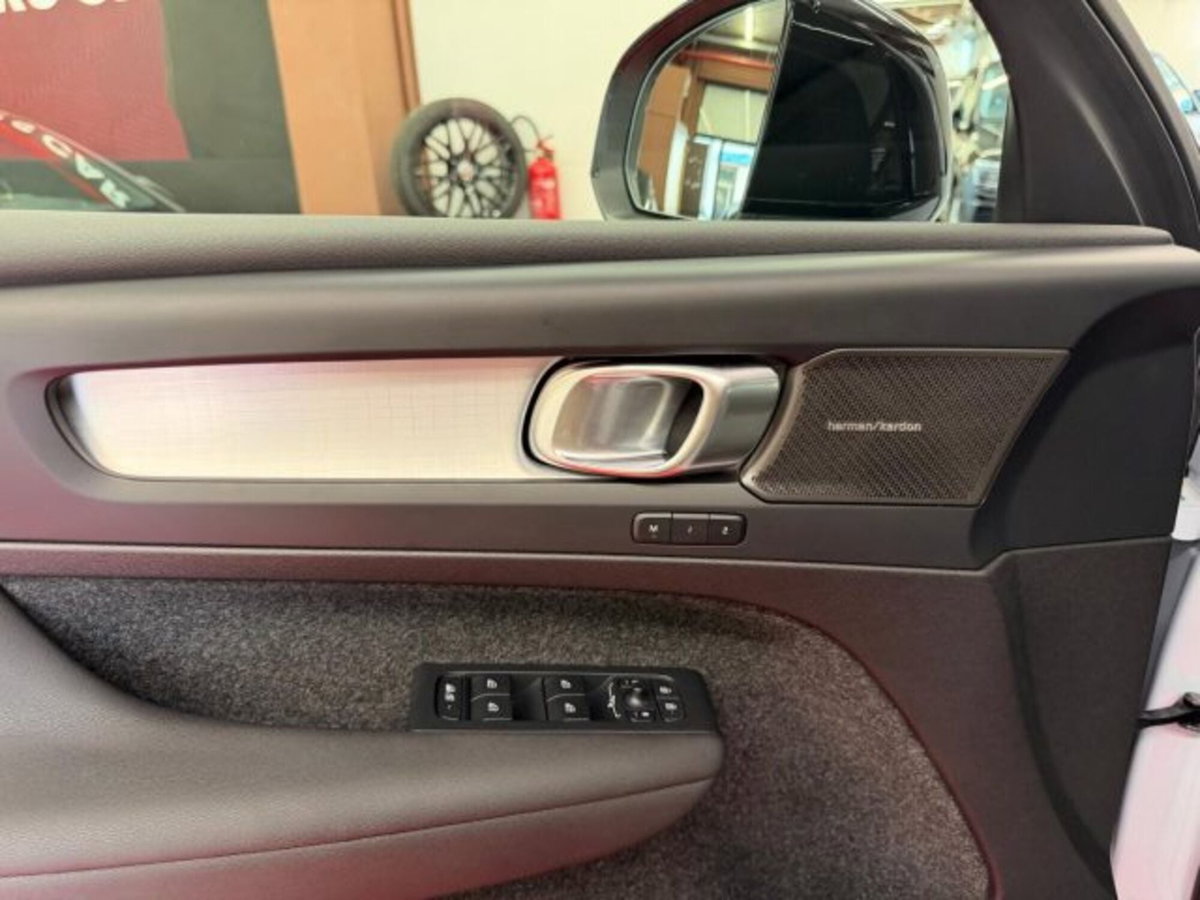 Volvo XC40 B3 automatico Plus Dark (11)