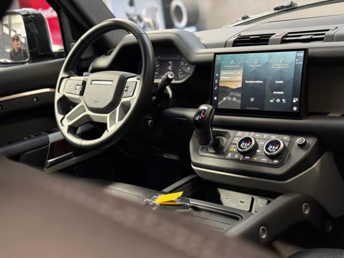 Land Rover Defender 110 3.0 l6 400 CV AWD Auto X-Dynamic S (12)