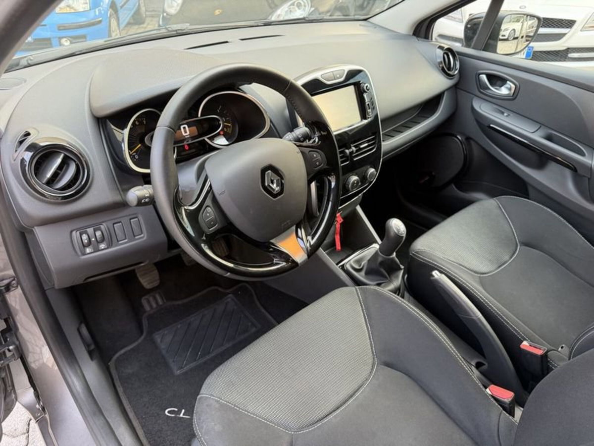 Renault Clio 1.2 75CV 5 porte Costume National (2)
