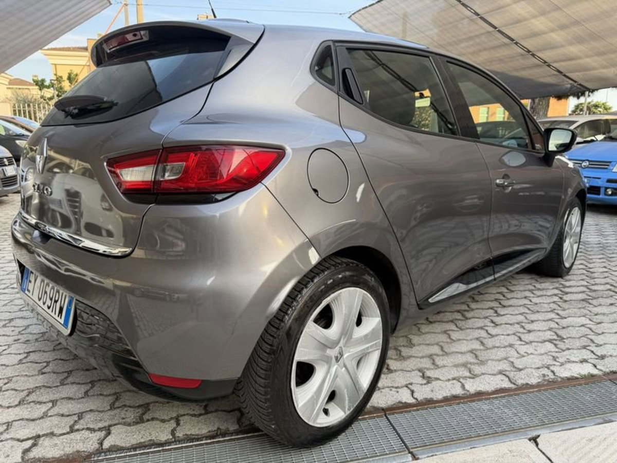 Renault Clio 1.2 75CV 5 porte Costume National (6)